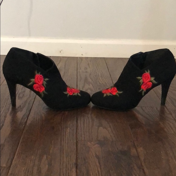 Black suede like high heel booties w embroidered🌹 - Picture 3 of 3